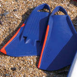 Sniper Bodyboard Flossen MK2 blau-orange, Draufsicht auf Strand, Kunststoff Schwimmflossen mit Griffmulden