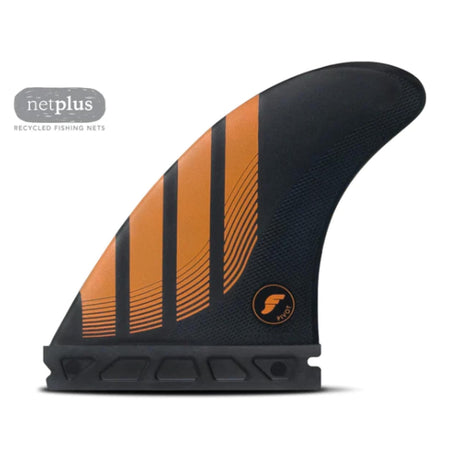 Futures Thruster Fin Set P6 Alpha, schwarz-orange Surfflossen mit strukturierter Oberfläche, Seitenansicht