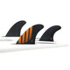 Futures Thruster Fin Set P6 Alpha, drei schwarze und orange Flossen auf weißem Surfboard, Seitenansicht