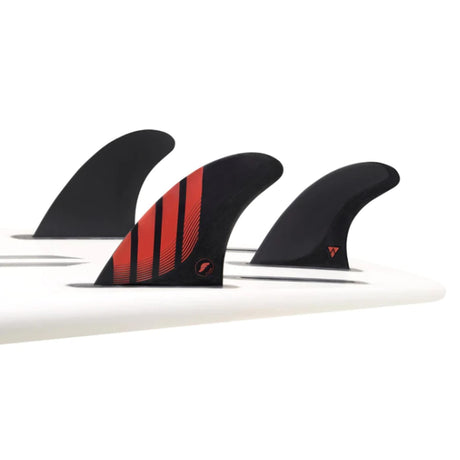 Futures Thruster Fin Set P8 Alpha, schwarze Flossen mit roten Streifen auf Surfboard, Seitenansicht
