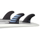 Futures Thruster Fin Set F2 Alpha, drei schwarze Flossen mit blauem Muster auf Surfboard montiert, Seitenansicht