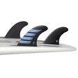 Futures Thruster Fin Set F2 Alpha, drei schwarze Flossen mit blauem Muster auf Surfboard montiert, Seitenansicht