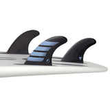 Futures Thruster Fin Set F2 Alpha, drei schwarze Flossen mit blauem Muster auf Surfboard montiert, Seitenansicht