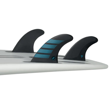 Futures Thruster Fin Set F4 Alpha, drei schwarze und blaue Flossen auf Surfboard montiert, Seitenansicht