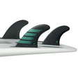 Futures Thruster Fin Set F6 Alpha, drei schwarze Flossen mit grünen Streifen auf Surfboard montiert