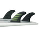 Futures Thruster Fin Set F8 Alpha, drei schwarze Flossen mit grünen Streifen auf Surfboard montiert