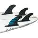Futures Quad Thruster 5 Fin Set F4 Alpha, schwarze Finnen mit blauem Design auf Surfboard, Draufsicht