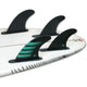 Futures Quad Thruster 5er Finnen Set F6 Alpha, schwarze und türkise Kunststoffflossen auf Surfboard