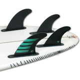 Futures Quad Thruster 5er Finnen Set F6 Alpha, schwarze und türkise Kunststoffflossen auf Surfboard