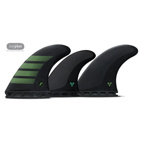 Futures Quad Thruster 5 Fin Set F8 Alpha, schwarze Surfflossen mit grünen Streifen, Seitenansicht