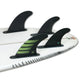 Futures Quad Thruster 5er Finnen Set F8 Alpha, schwarze Flossen mit grünen Streifen auf Surfboard montiert