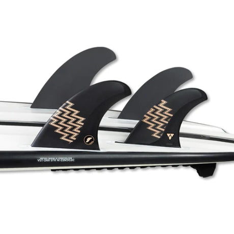 Futures Quad Thruster 5 Fin Set Gerry Lopez Alpha, schwarze Finnen mit goldenem Muster auf Surfboard montiert