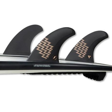 Futures Quad Thruster 5 Fin Set Gerry Lopez Alpha, schwarz mit goldenem Muster, Draufsicht auf Surfboard-Finnen mit Aluminium-Basis