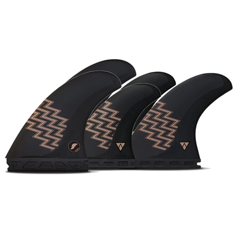 Futures Quad Thruster 5 Fin Set Gerry Lopez Alpha, schwarz mit bronzefarbenem Zickzackmuster, Seitenansicht