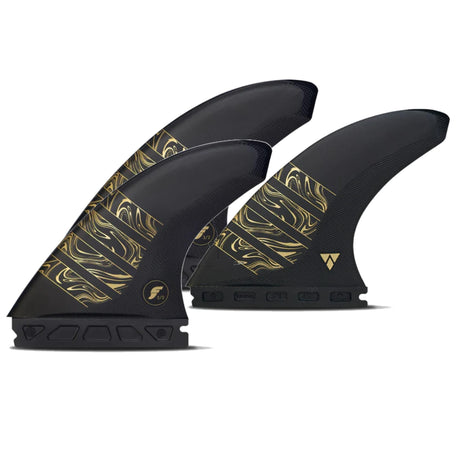 Futures Thruster Fin Set Vector 3/2 Alpha Medium, schwarze Surfflossen mit goldenem Muster, drei Flossen Frontalansicht
