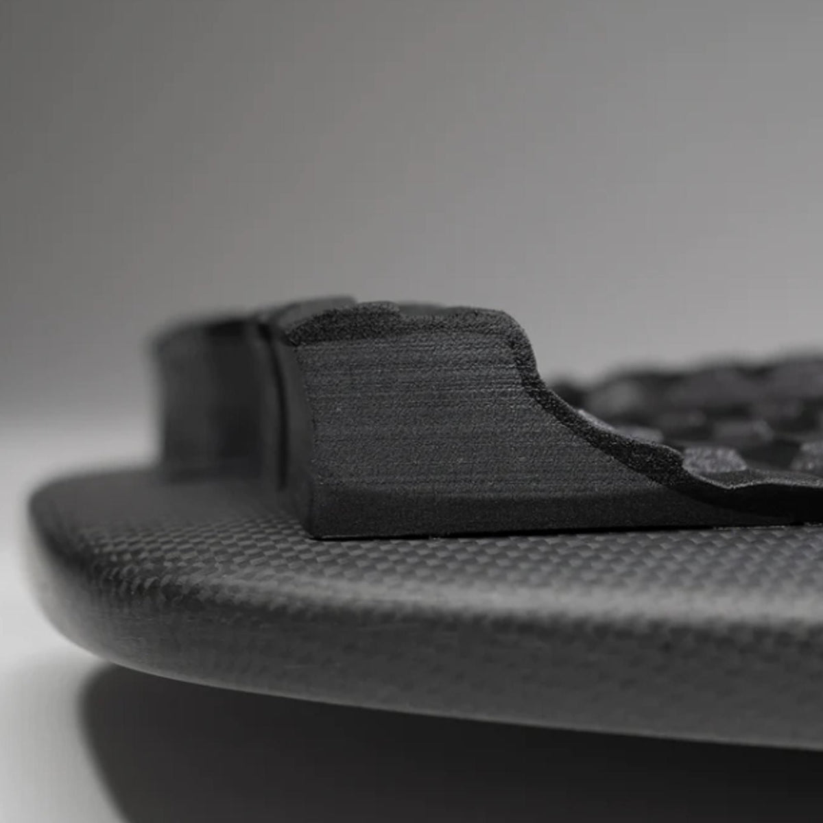 Futures Traction Pad Voodoo schwarzes Surfboard Grip Pad mit strukturierter Oberfläche, Seitenansicht