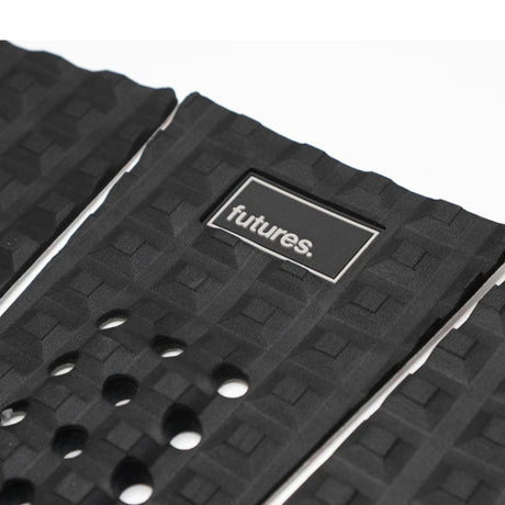 Futures Traction Pad Brewster Narrow in Schwarz mit strukturiertem Grip-Muster und weißen Streifen, Draufsicht