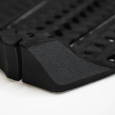 Futures Traction Pad Brewster Narrow in Schwarz, strukturierte Oberfläche, Nahaufnahme der Griffigkeit und Form