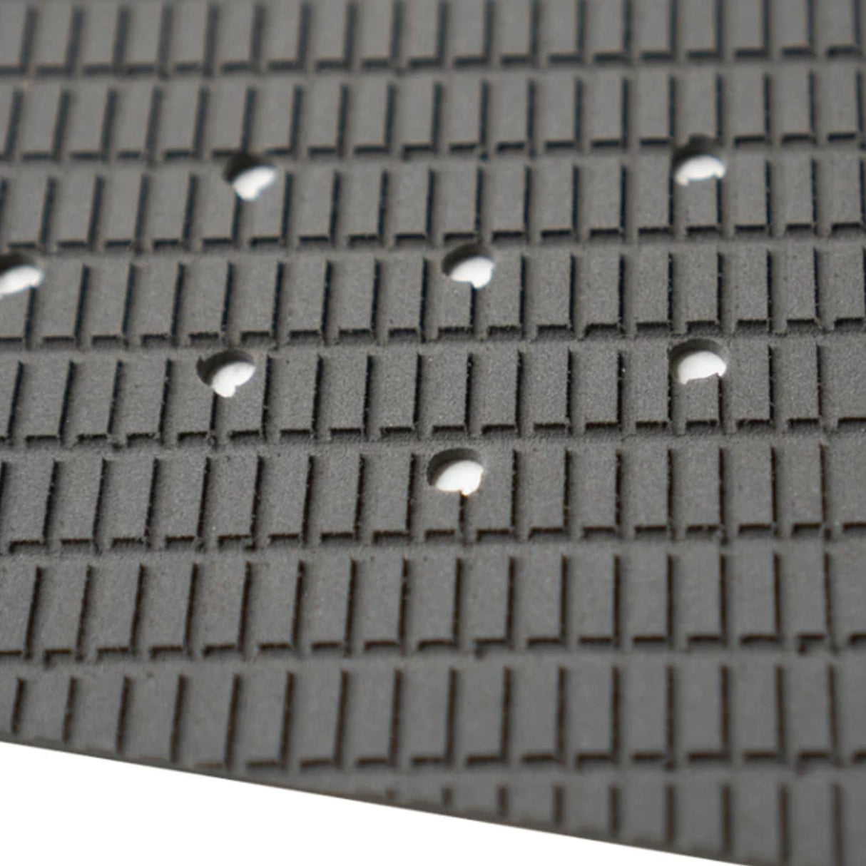 Futures Traction Pad Surfboard Footpad in Grau mit strukturierter Noppen-Oberfläche und Befestigungslöchern, Nahaufnahme