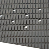 Futures Traction Pad Surfboard Footpad in Grau mit strukturierter Noppen-Oberfläche und Befestigungslöchern, Nahaufnahme