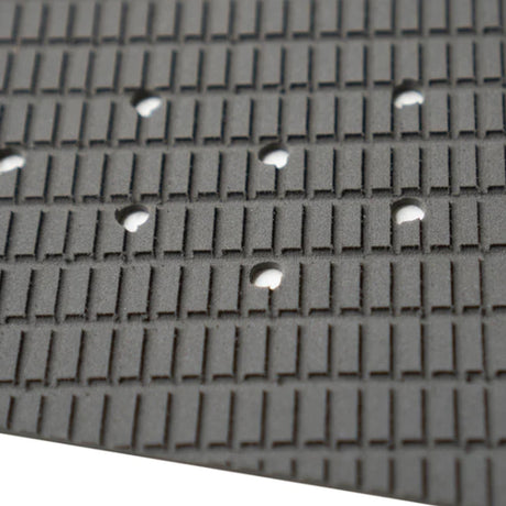 Futures Traction Pad Surfboard Footpad in Grau mit strukturierter Noppen-Oberfläche und Befestigungslöchern, Nahaufnahme