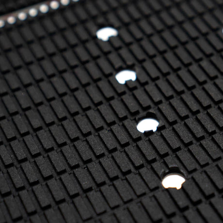 Futures Traction Landing Pad Surfboard Footpad schwarz mit Noppen und weißen Befestigungslöchern, Nahaufnahme