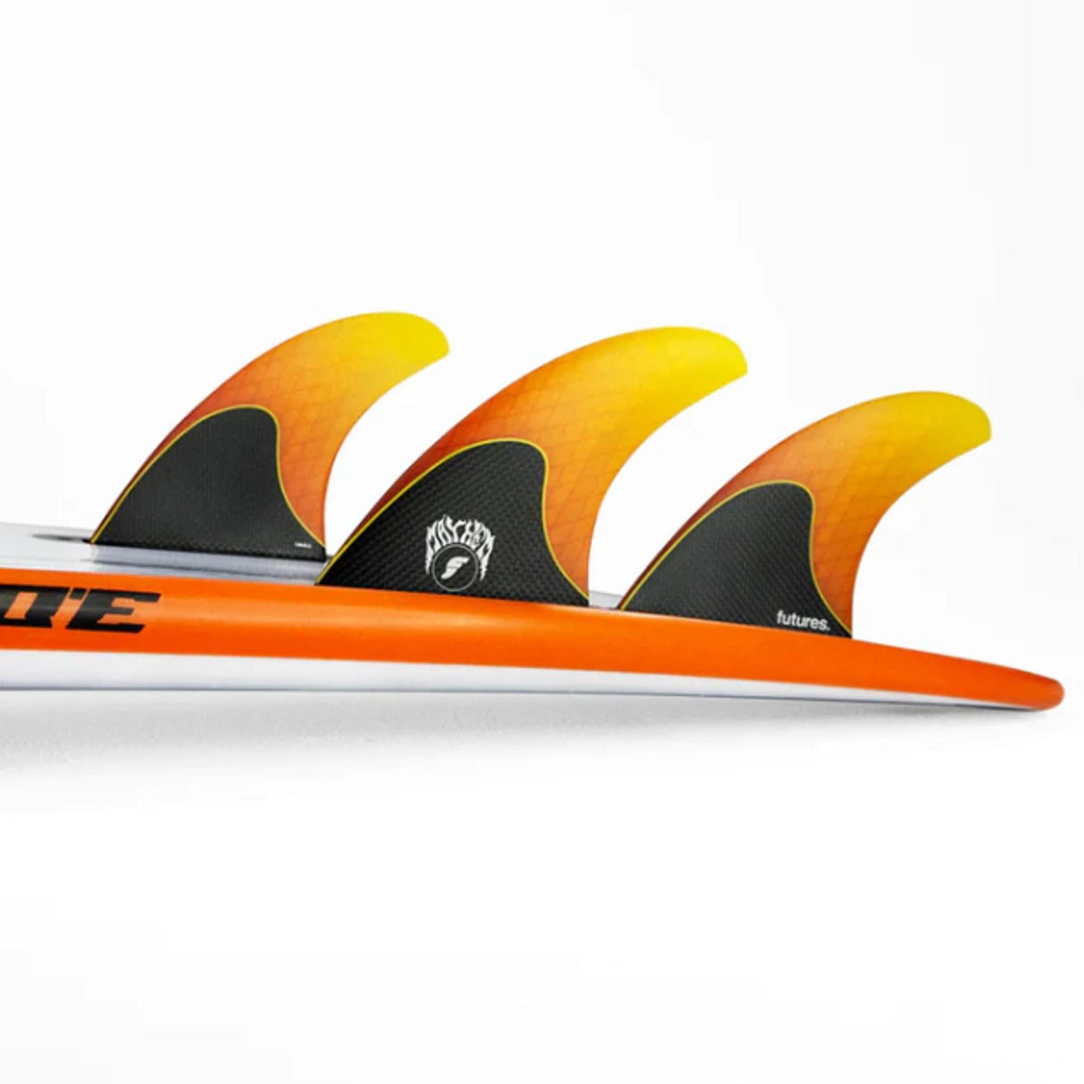 Futures Thruster Fin Set Mayhem 3.0 S mit gelb-orange Flossen und schwarzen Basen auf orangem Surfboard