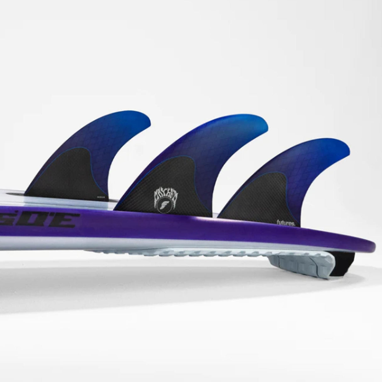 Futures Thruster Fin Set Mayhem 3.0 M/L, blau-schwarze Flossen mit Carbonstruktur, auf violettem Surfboard montiert