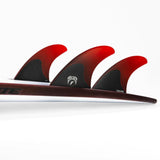 Futures Thruster Fin Set Mayhem 3.0 M/L mit roten und schwarzen Finnen auf Surfboard-Basis, Seitenansicht