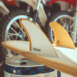 Futures Twin Fin Set Christenson Fiberglass mit orangeweißem Design, zwei Finnen auf Surfboard, Detailansicht