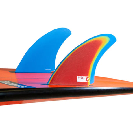 Futures Twin Fin Set Pyzel Bobcat Fiberglass, blau und rot, Seitenansicht auf Surfboard