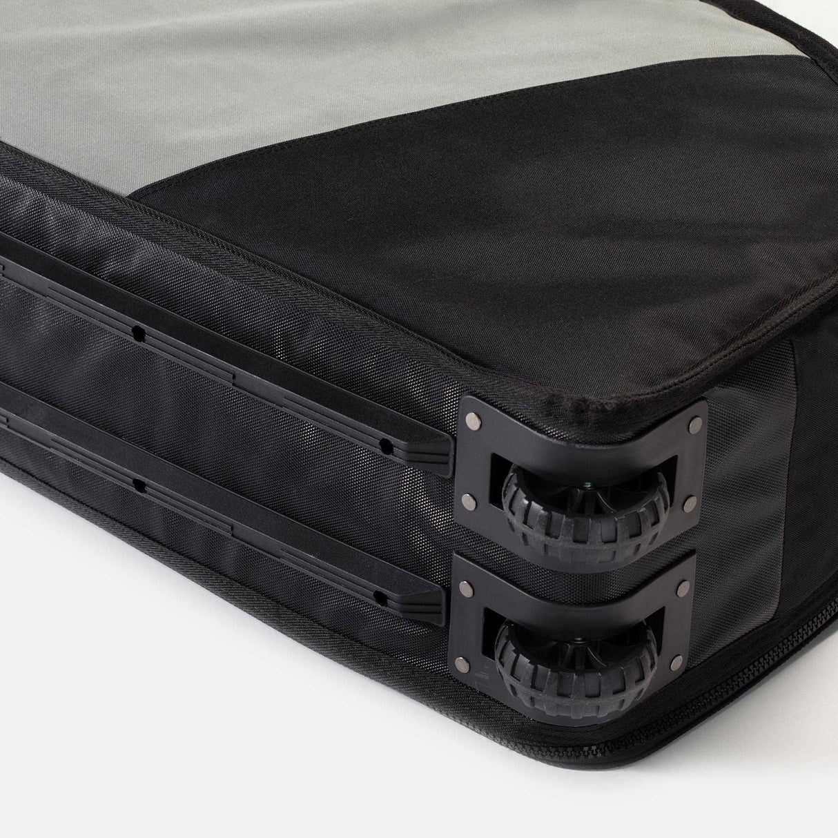 ROAM Coffin Wheelie Boardbag schwarz mit Rollen, Detailansicht der Griffe und strapazierfähigem Material