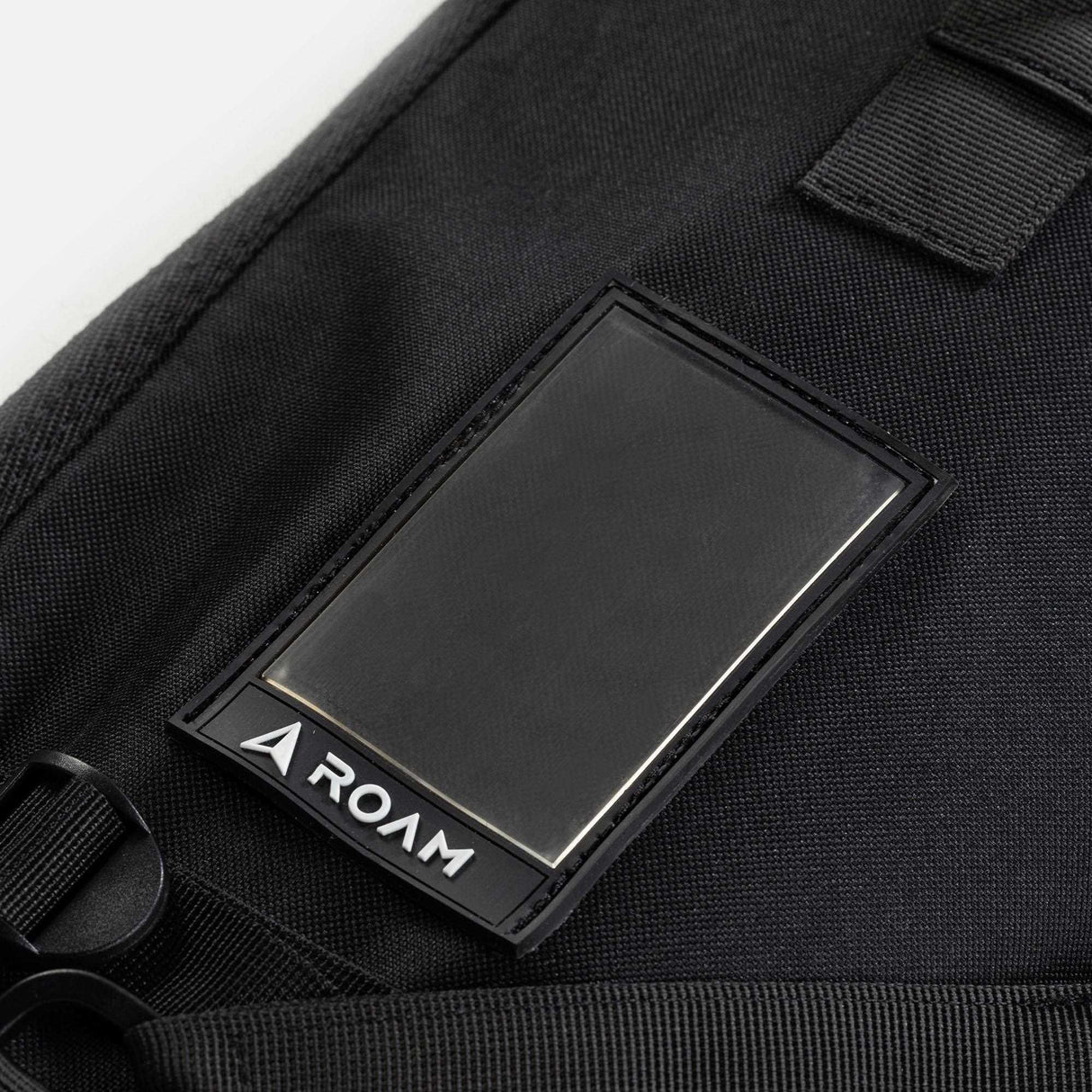 ROAM Coffin Wheelie Boardbag schwarzes Transporttasche mit Logo-Patch und Tragegriffen, Detailansicht