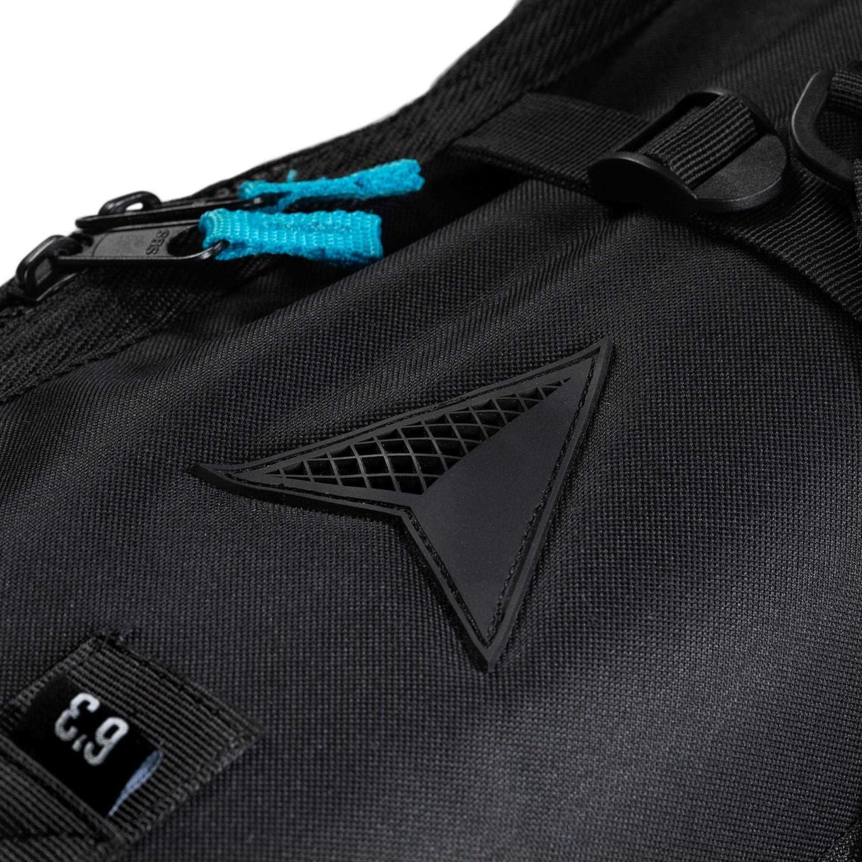ROAM Coffin Wheelie Boardbag schwarz mit blauem Griff, Detailansicht Reißverschluss und Logo