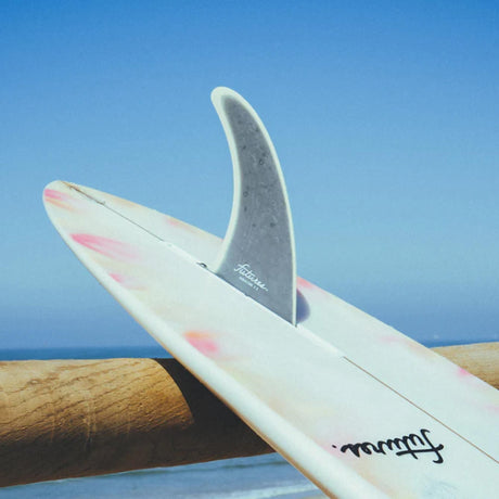 Futures Single Fin Albacore Flex Fiberglass, grauer Flossen-Detail auf weißem Surfboard mit rosa Akzenten