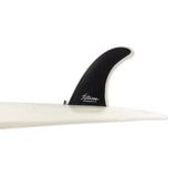 Futures Single Fin Performance Fiberglass US, schwarze Flosse aus Fiberglas auf weißem Surfboard, Seitenansicht