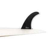 Futures Single Fin Performance Fiberglass schwarz, montiert auf weißem Surfboard, Seitenansicht