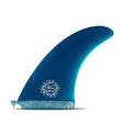 Futures Gun Single Fin Dick Brewer Fiberglass in Blau, Seitenansicht der geschwungenen Finne mit Logo