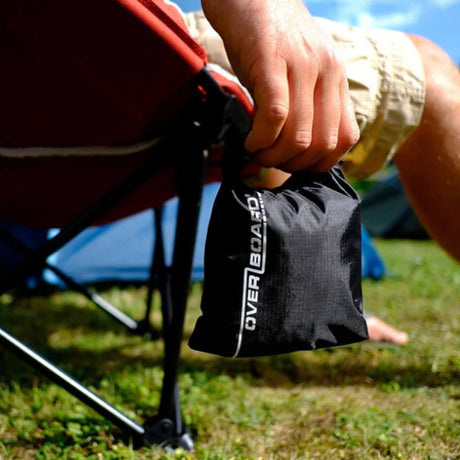 OverBoard wasserdichter Beutel in Schwarz, in Hand gehalten, outdoor Anwendung, Multipack Produkt