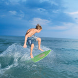 SkimOne EPS Epoxy Bambus Clover Skimboard grün, Fahrer auf Welle im Meer