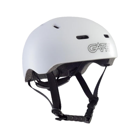 Gath Multisports Helm RGM in Weiß mit schwarzen Riemen, Seitenansicht, Ventilationslöcher sichtbar