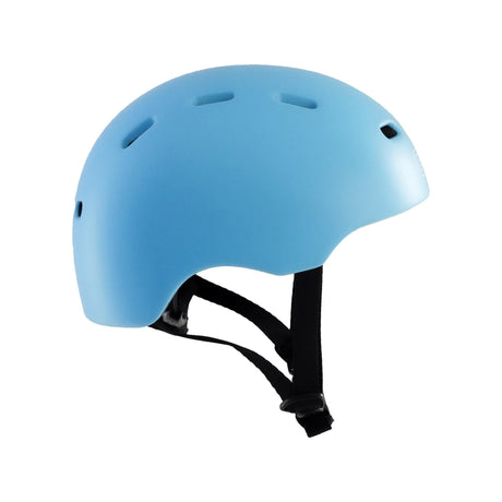 Gath Multisports Helm RGM hellblau mit Belüftungslöchern und schwarzen Riemen, Seitenansicht