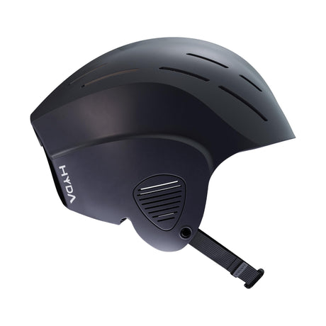 HYDA Coanda Core Wassersport Helm in Schwarz, Seitenansicht mit Belüftungsschlitzen und Kinnriemen