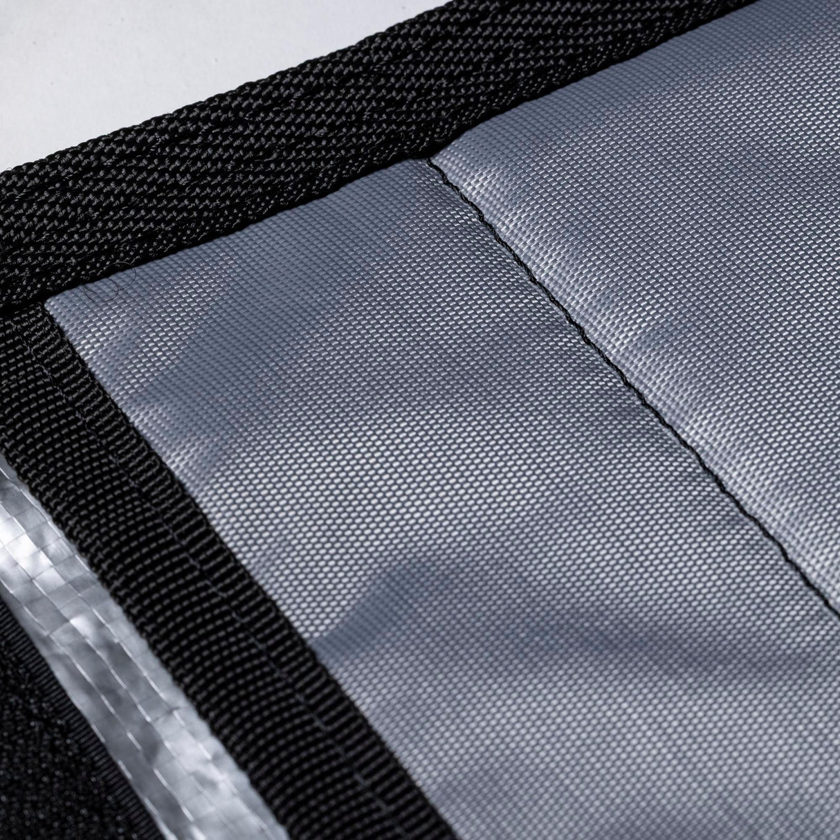 Roam Surfboard Tech Socke Short, grau-blau mit schwarzem Rand, Detailaufnahme des strukturierten Materials und Verschlusses