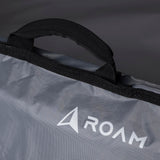 Roam Surfboard Stealth Sleeve Short grau mit schwarzem Griff, Detailansicht des Tragegriffs und ROAM-Logo