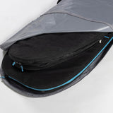 Roam Surfboard Stealth Sleeve Short in Grau mit schwarzem Innenfutter und blauem Reißverschluss, geöffnet von oben dargestellt