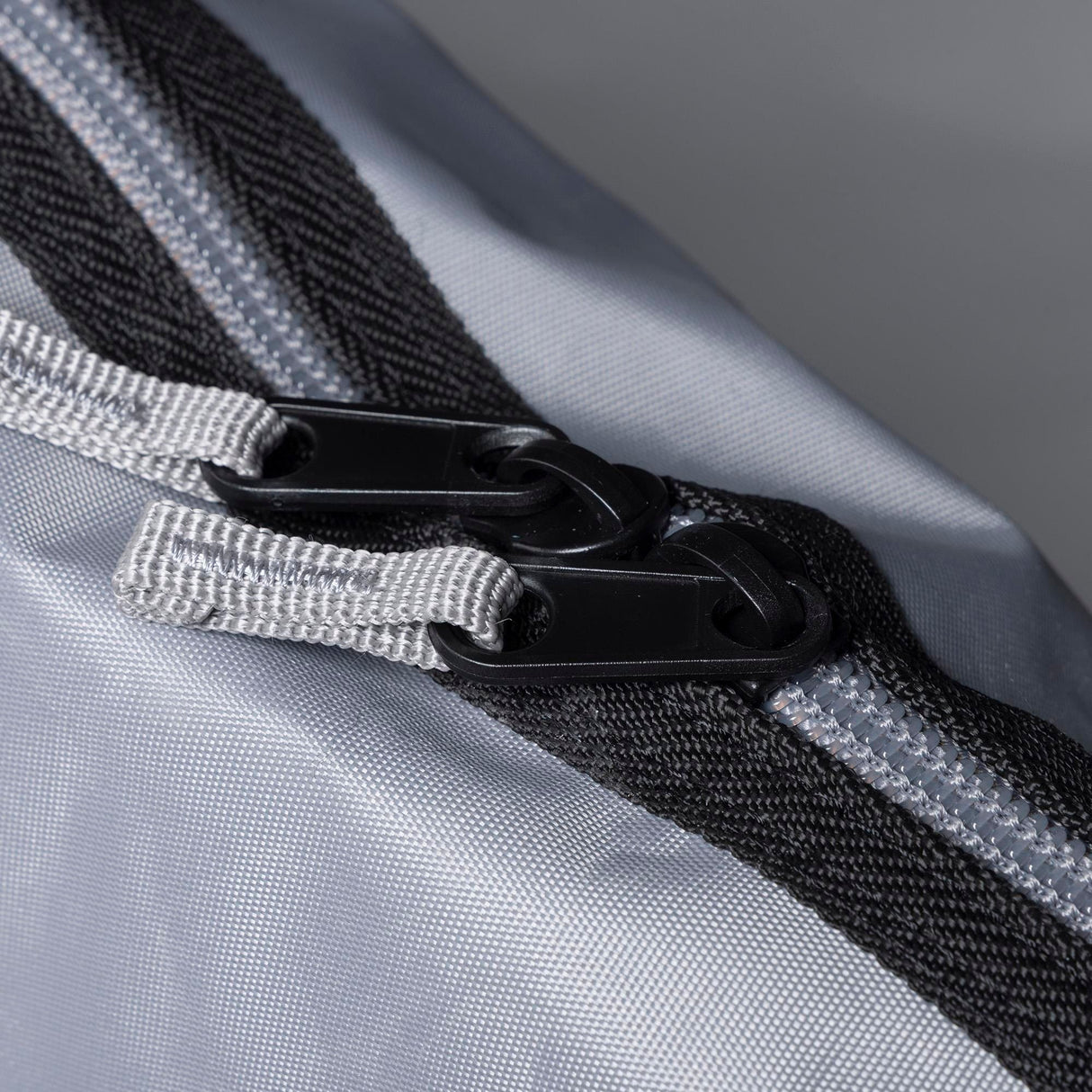 Roam Surfboard Stealth Sleeve Short in Grau mit schwarzem Reißverschluss, Detailansicht des Materials und der Verschlussvorrichtung