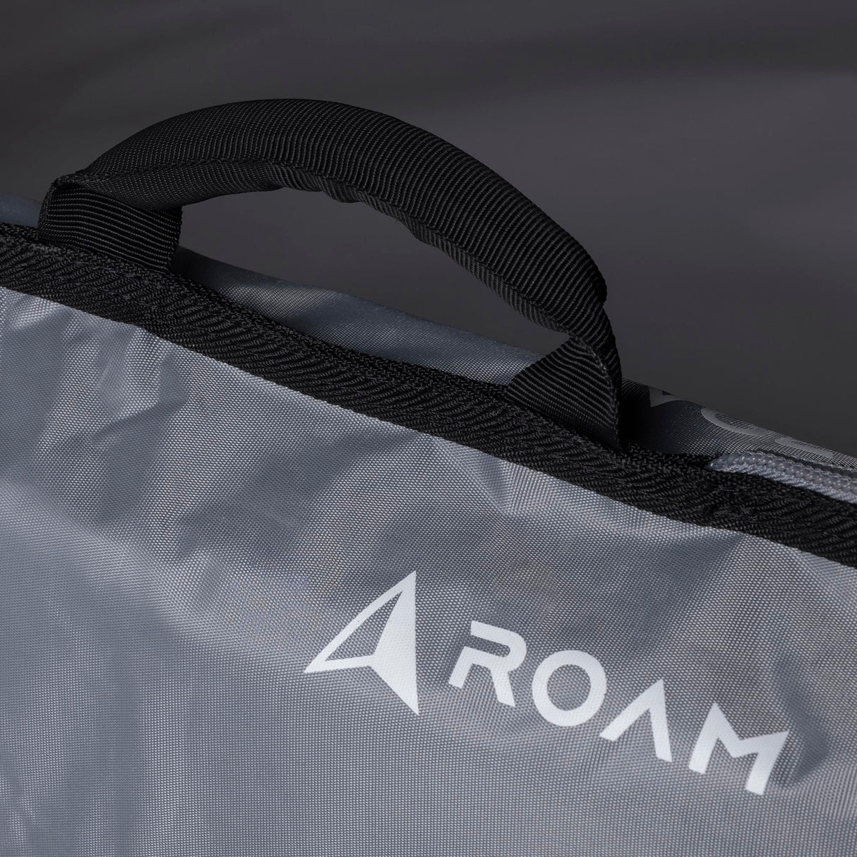 Roam Surfboard Stealth Sleeve Fish, grau mit schwarzem Griff, Detailansicht des Tragegriffs und Markenlogo