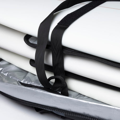 Roam Surfboard Converter Coffin weiß mit schwarzen Tragegurten, Detailansicht der Befestigung und Polsterung