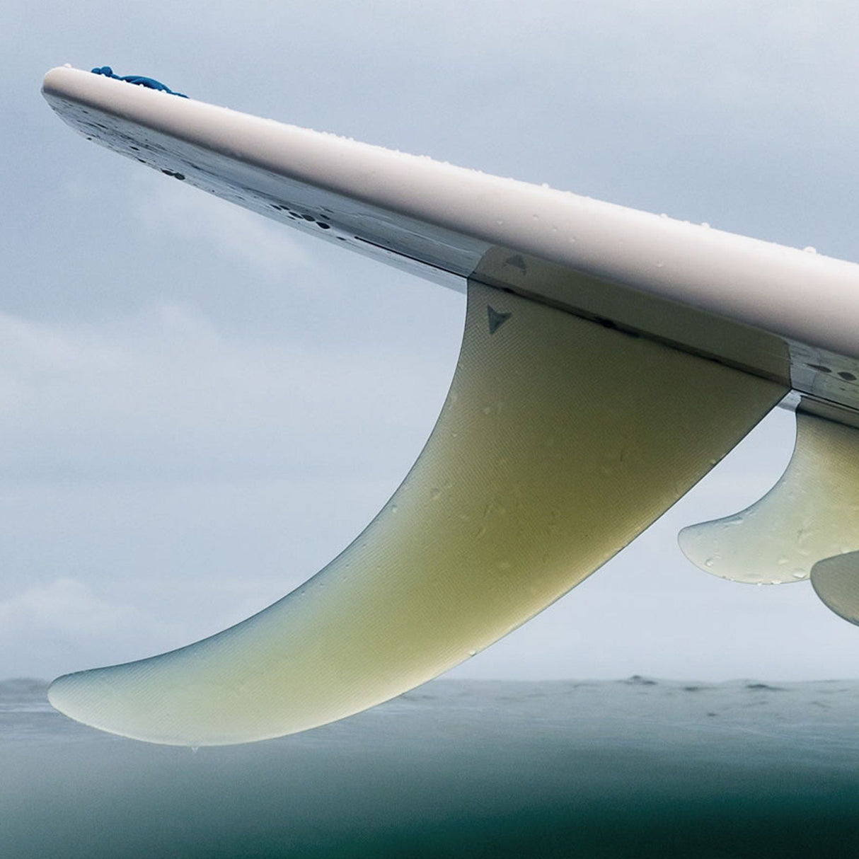ROAM Surfboard Single Finne Flex US Box, weiß-grüne Finne, Seitenansicht über Wasser